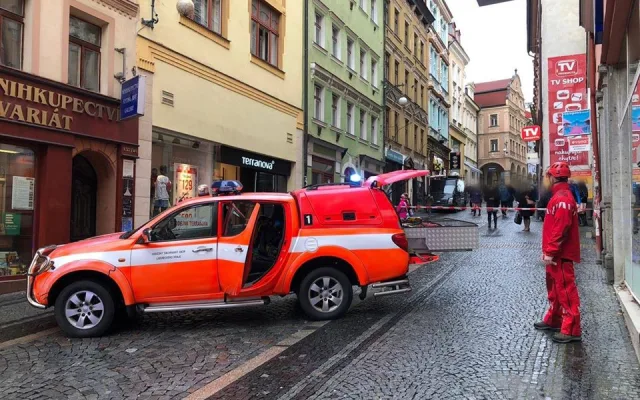 Hasiči uzavřeli Pražskou. Na střeše jednoho z domů se ulomil komín