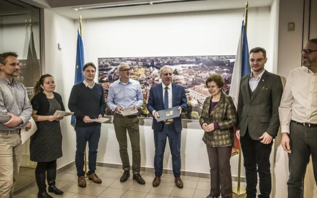 Oficiální předání petice proti Turówu v Bruselu.