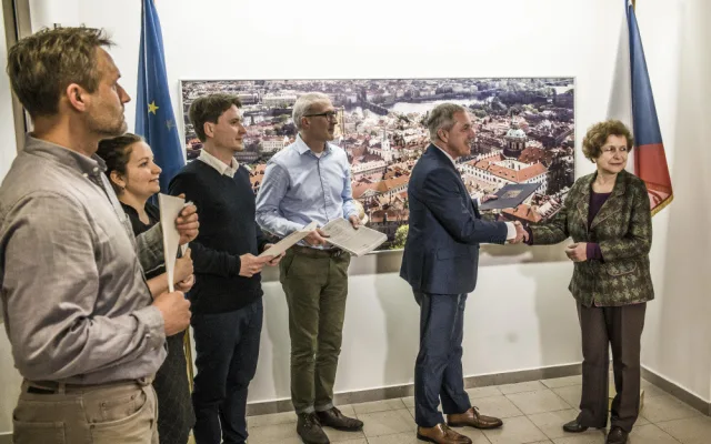 Oficiální předání petice proti Turówu v Bruselu.