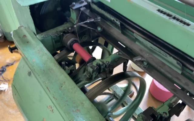 V Bílém Potoce využívají oplétací stroj na výrobu tkalounu do roušek.