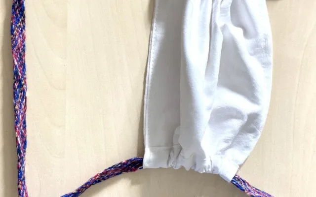 V Bílém Potoce využívají oplétací stroj na výrobu tkalounu do roušek.