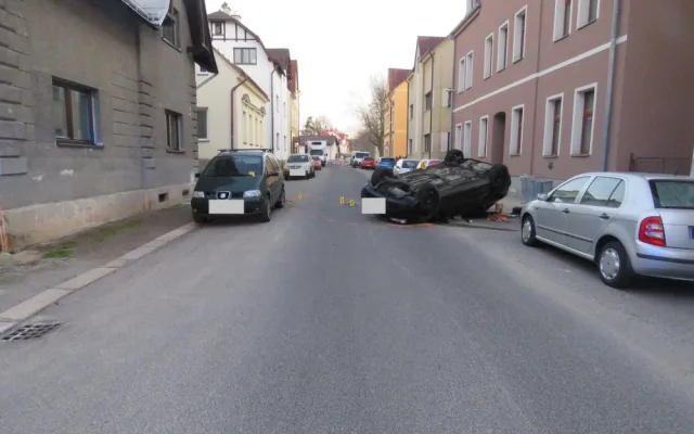 FOTO: Auto otočil na střechu. V dechu měl téměř dvě promile alkoholu