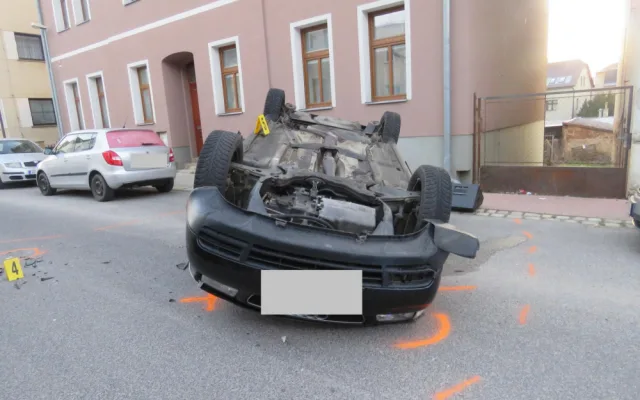 FOTO: Auto otočil na střechu. V dechu měl téměř dvě promile alkoholu