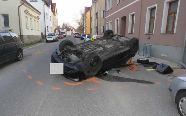 FOTO: Auto otočil na střechu. V dechu měl téměř dvě promile alkoholu