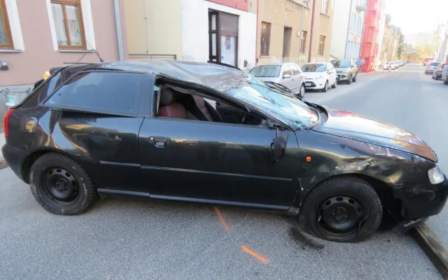 FOTO: Auto otočil na střechu. V dechu měl téměř dvě promile alkoholu