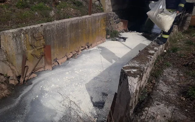 FOTO: Do řeky v Jilemnici se dostal olej, na místo museli hasiči