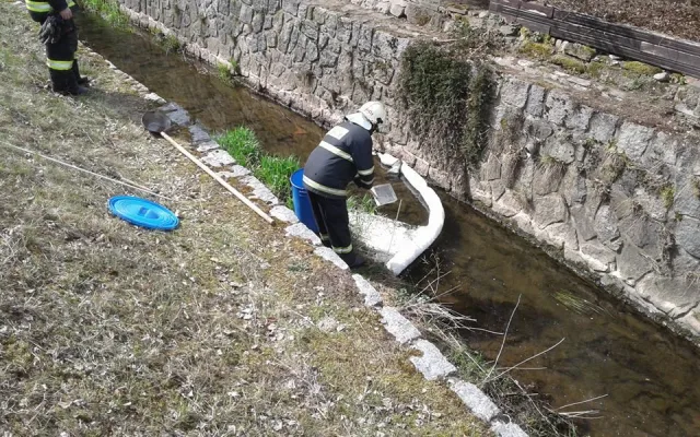 FOTO: Do řeky v Jilemnici se dostal olej, na místo museli hasiči