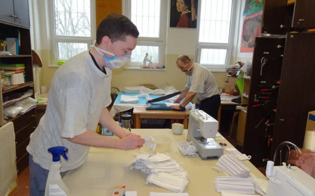 Nejdříve roušky nyní empíry. Vězni pomáhají a šijí pro domovy, úřady i červený kříž