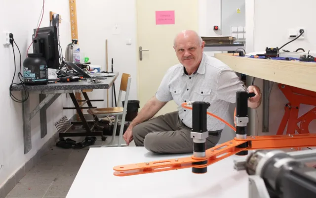 Vytiskněte si vlastní dům. Liberečtí vědci vyvíjejí unikátního robota pro 3D tisk