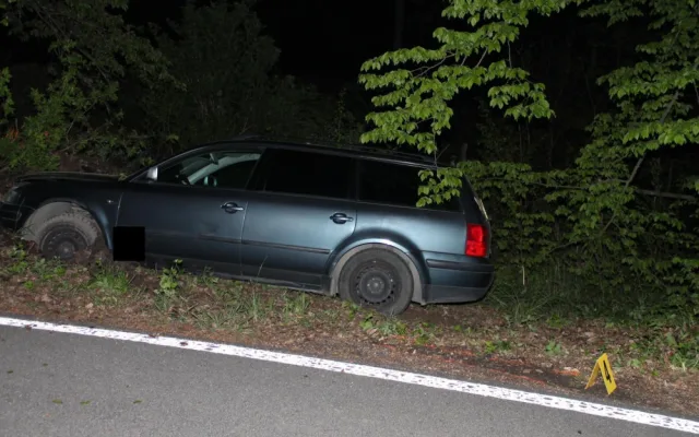 FOTO: Řídila pod vlivem a skončila ve stromě. V autě vezla nezletilé dítě
