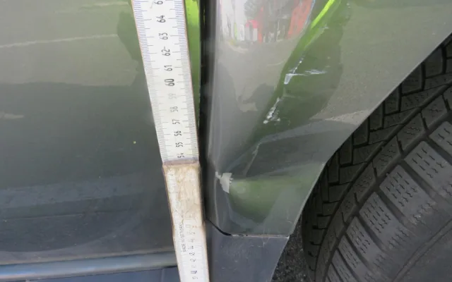 FOTO: U Rýnovky odřel auto a z místa ujel. Po nezodpovědném řidiči pátrá policie