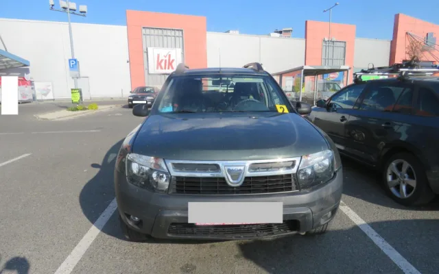 FOTO: U Rýnovky odřel auto a z místa ujel. Po nezodpovědném řidiči pátrá policie