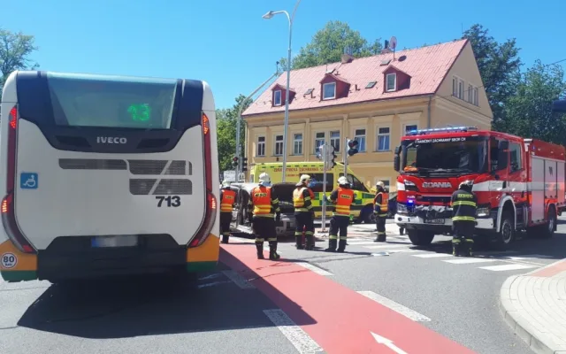 FOTO: Na Horákovce se srazil autobus MHD s osobákem. Zaklíněného řidiče auta museli hasiči vyprostit
