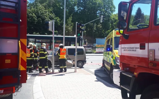 FOTO: Na Horákovce se srazil autobus MHD s osobákem. Zaklíněného řidiče auta museli hasiči vyprostit