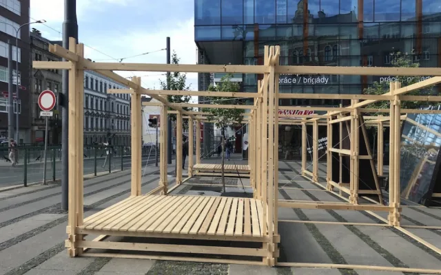 Odpočívej v pokojích. Instalace na Šalďáku propojuje relaxační a výstavní zónu