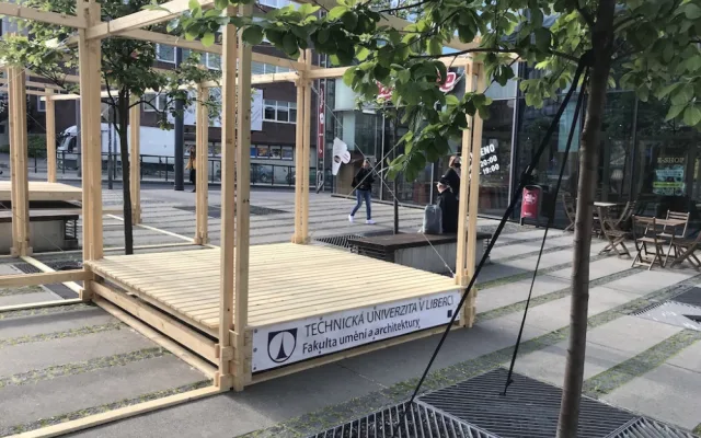 Odpočívej v pokojích. Instalace na Šalďáku propojuje relaxační a výstavní zónu