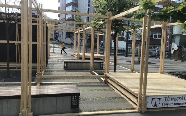 Odpočívej v pokojích. Instalace na Šalďáku propojuje relaxační a výstavní zónu