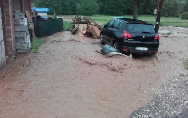 FOTO: Víkendové bouřky si způsobily 83 událostí, u kterých zasahovali hasiči
