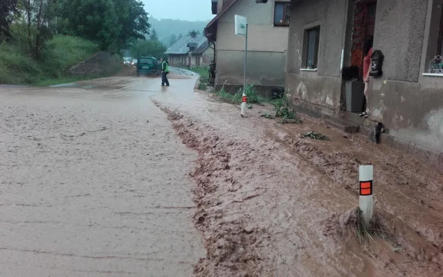 FOTO: Víkendové bouřky si způsobily 83 událostí, u kterých zasahovali hasiči