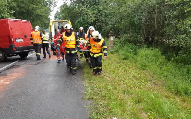 Čelní srážka dodávky s autem. Čtyři zranění, řidičku transportoval do nemocnice vrtulník
