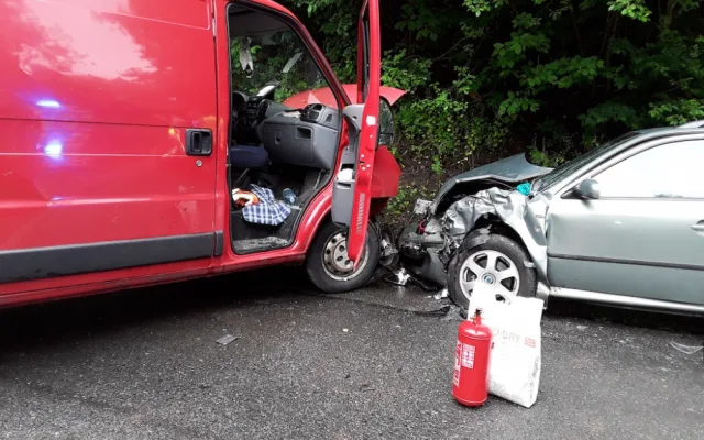Čelní srážka dodávky s autem. Čtyři zranění, řidičku transportoval do nemocnice vrtulník