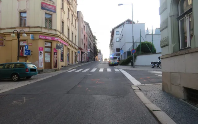 Jeden den, jedna křižovatka, dvě nehody, dva zranění. Bouralo se v Jablonci