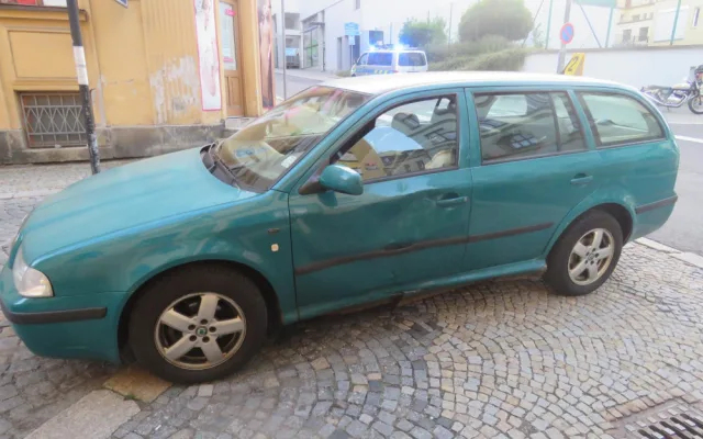Jeden den, jedna křižovatka, dvě nehody, dva zranění. Bouralo se v Jablonci