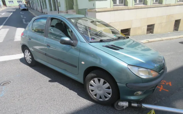Jeden den, jedna křižovatka, dvě nehody, dva zranění. Bouralo se v Jablonci