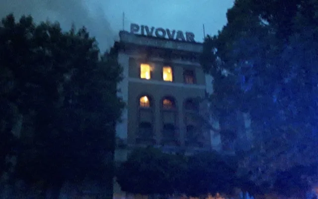 V pivovaru Konrad ve Vratislavicích hořelo. Při zásahu se zranili dva hasiči, jeden propadl střechou