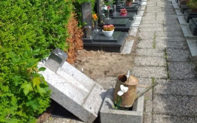 Na hřbitově u krematoria řádili vandalové, poničili pětadvacet hrobových míst