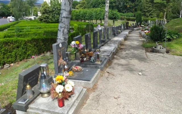 Na hřbitově u krematoria řádili vandalové, poničili pětadvacet hrobových míst