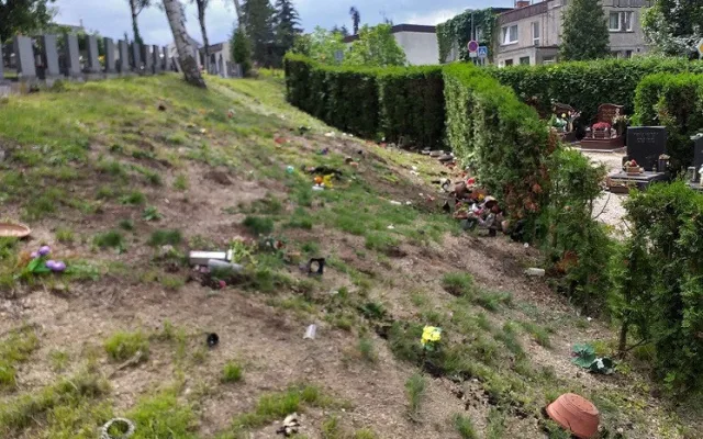 Na hřbitově u krematoria řádili vandalové, poničili pětadvacet hrobových míst