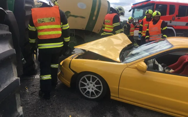 V Zákupech se srazil osobák s traktorem, nehoda se obešla bez zranění
