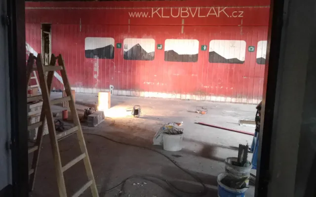 Roky zavřený hudební klub Vlak na kolejích prochází rekonstrukcí. Bude z něj tělocvična