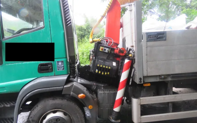 Náklaďák se nevešel pod železniční most. Škoda přesahuje 400 tisíc korun