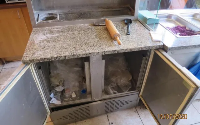 FOTO: Kebab v Jablonci zavřela inspekce kvůli nečistotám a špatné hygieně