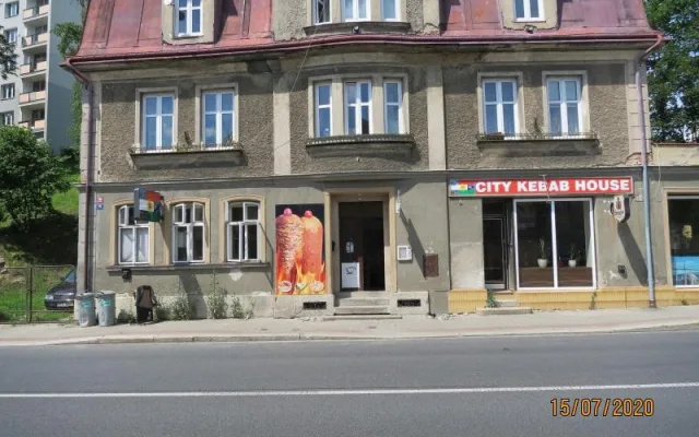 FOTO: Kebab v Jablonci zavřela inspekce kvůli nečistotám a špatné hygieně