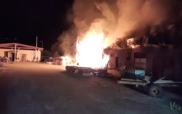 FOTO: V noci byli povoláni hasiči k požáru v Horní Branné. Předběžná škoda byla stanovena na dva miliony