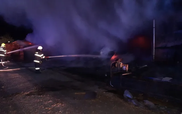 FOTO: V noci byli povoláni hasiči k požáru v Horní Branné. Předběžná škoda byla stanovena na dva miliony