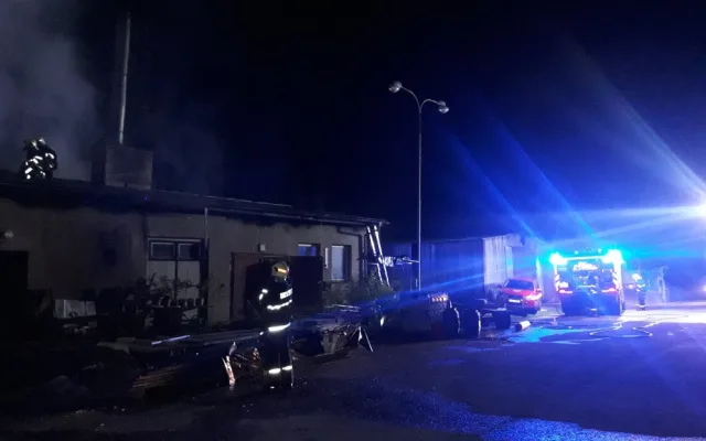 FOTO: V noci byli povoláni hasiči k požáru v Horní Branné. Předběžná škoda byla stanovena na dva miliony