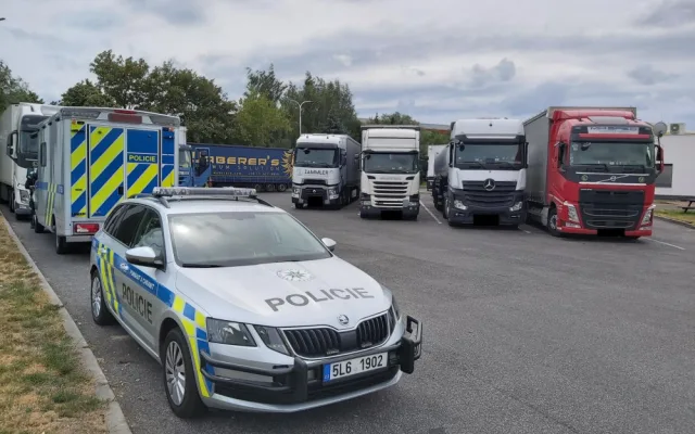 Policisté se zaměřili na kontrolu náklaďáků a autobusů. Řidiči překračovali rychlost i vozidla byla ve špatném stavu