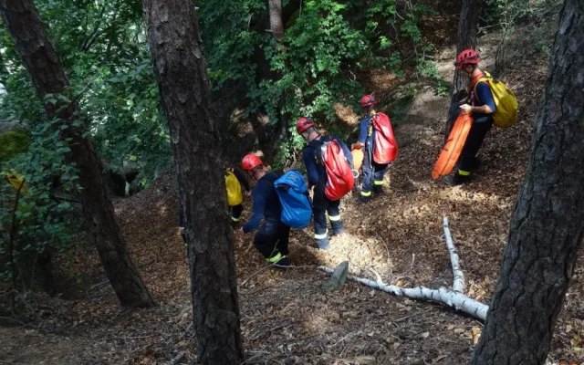 Záchrana tří zraněných ze skal. Do cvičení se zapojil i vrtulník