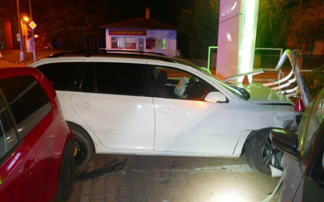 Pod vlivem drog, alkoholu a se zákazem řízení ujížděl před policií. Stihl poškodit sedm aut