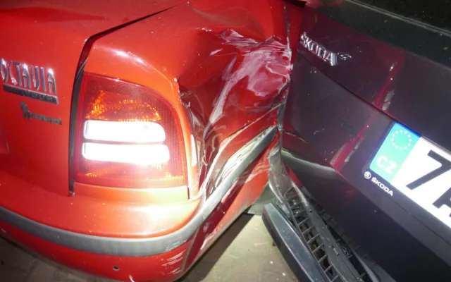Pod vlivem drog, alkoholu a se zákazem řízení ujížděl před policií. Stihl poškodit sedm aut