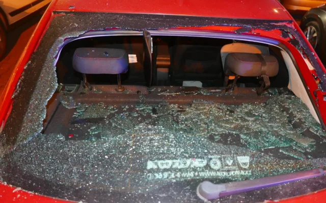 Pod vlivem drog, alkoholu a se zákazem řízení ujížděl před policií. Stihl poškodit sedm aut