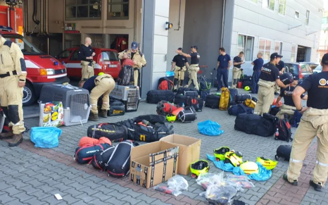 KYNOLOGOVÉ V BEJRÚTU: Na sbalení věcí měli jen pár hodin. Psi museli po horké zemi chodit v botičkách