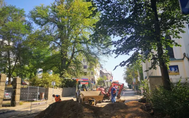 V Klášterní se sice ještě kope, k poliklinice ale už projedete