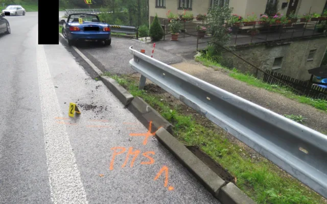 Řidič nezvládl na mokré vozovce zatáčku a způsobil devadesátitisícovou škodu