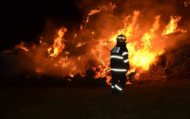 V noci zasahovali hasiči ve Vraťáku u požáru slámy