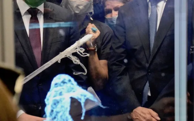Oba politici si prohlédli laboratoře TUL